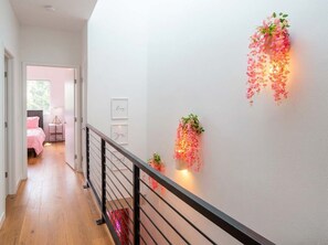 Iron/ironing board, travel cot, WiFi, bed sheets - Pink Longhorn Glam Getaway Near UT  Downtown (Austin)