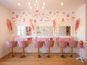 Interior - Pink Longhorn Glam Getaway Near UT  Downtown (Austin)