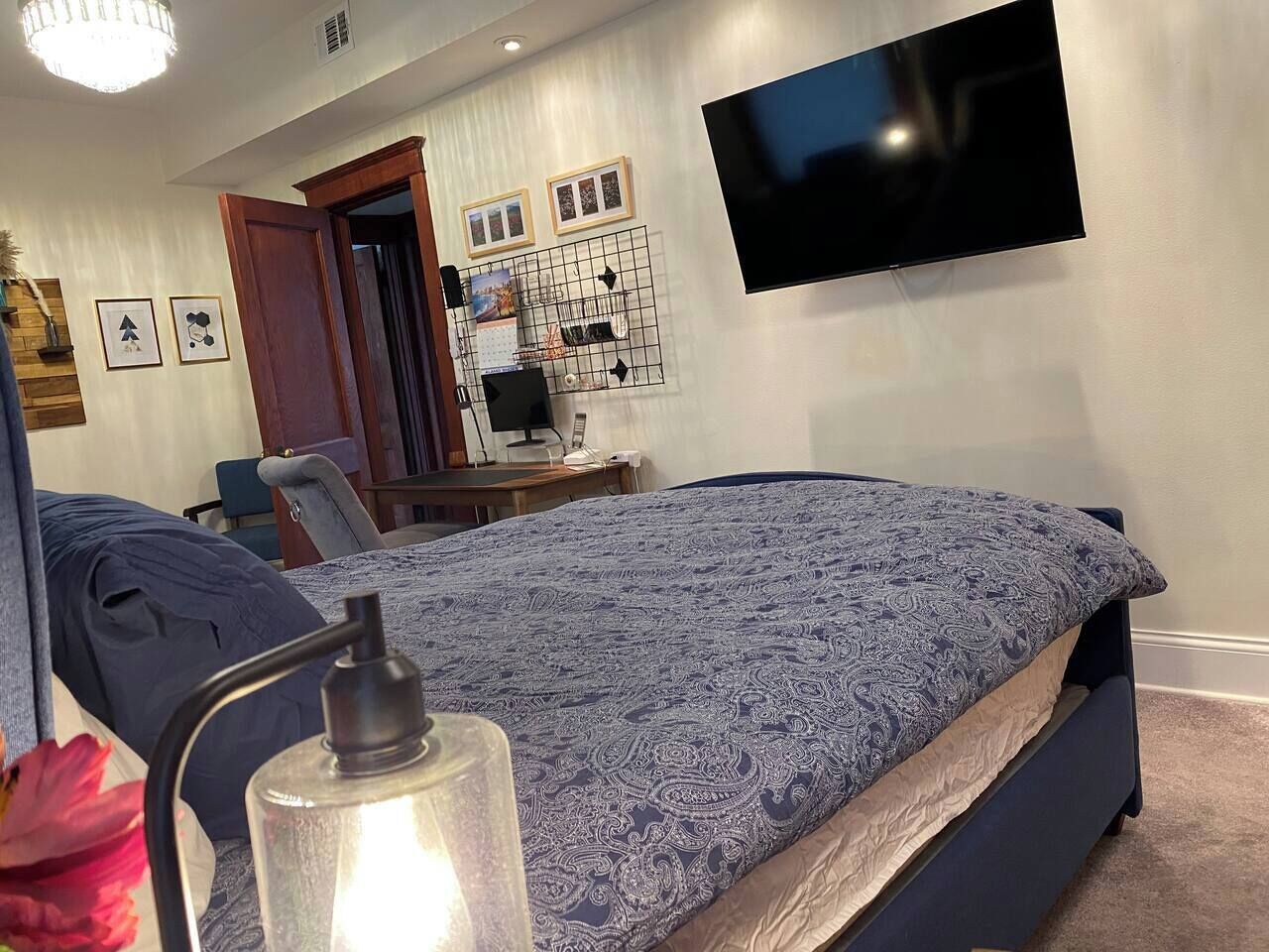 Desk, travel crib, WiFi, bed sheets