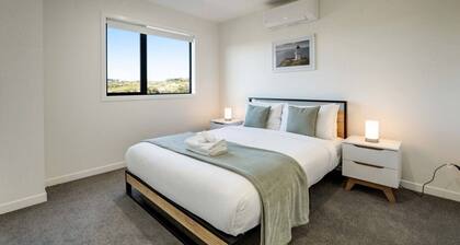 Totara Park 3BR Haven with Air-con, Deck, Parking