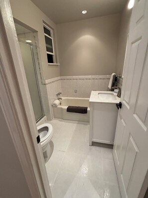 Bathroom - Perfect 5-bedroom 4 bath near GG Park house in lovely San Francisco neighborhood (San Francisco)