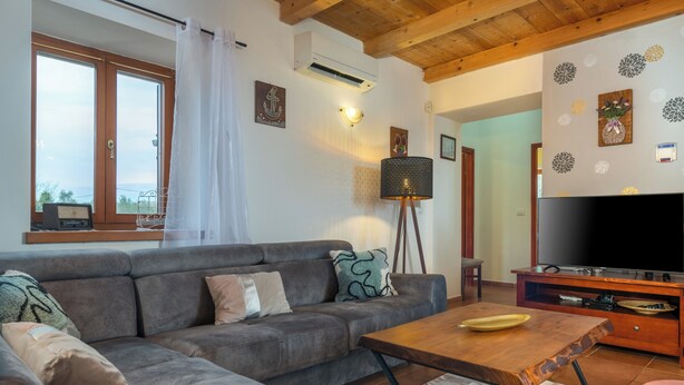 A living room with a sofa, a coffee table, a TV, and a lamp. - Villa Natalie (Istria - Rakalj) (Rakalj)