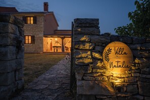 A stone wall with a wooden sign reading "Villa Natalie" illuminated by warm lighting. - Villa Natalie (Istria - Rakalj) (Rakalj)
