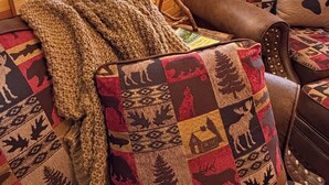 Interior - Cozy cabin, whispering creek, and fire pit (Hiawassee)