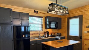 Coffee/tea maker, fridge, microwave, oven - Cozy cabin, whispering creek, and fire pit (Hiawassee)