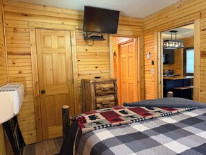 Room - Cozy cabin, whispering creek, and fire pit (Hiawassee)