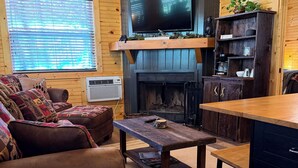 Smart TV, books - Cozy cabin, whispering creek, and fire pit (Hiawassee)