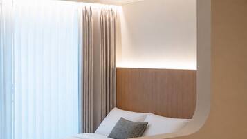 Luxury Double Room, City View | Meja, ruang kerja komputer riba, Wi-fi percuma, cadar katil