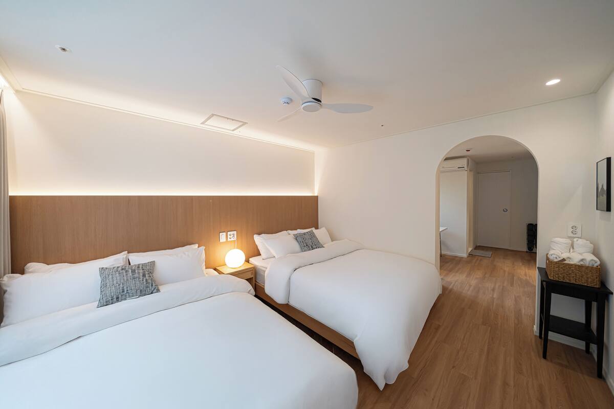 Chambre Quadruple Luxe, vue ville | Bureau, espace de travail pour ordinateur portable, Wi-Fi gratuit