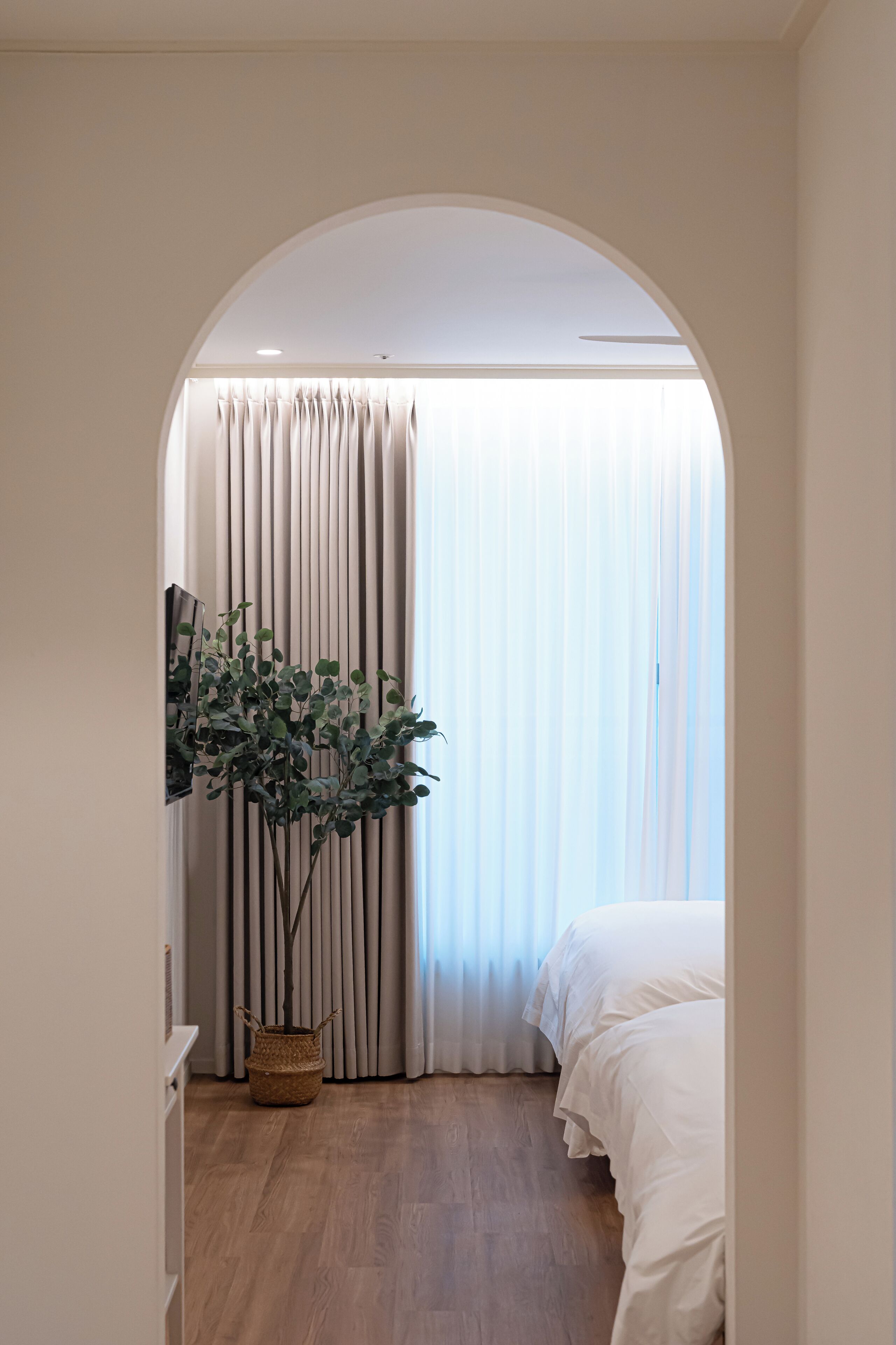 Luxury-Vierbettzimmer, Stadtblick | Schreibtisch, laptopgeeigneter Arbeitsplatz, kostenloses WLAN