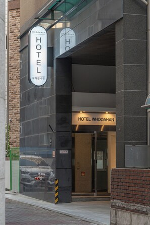 Exterior detail - Hotel Whooahan Suyu (Seoul)