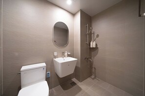 Luxury Quadruple Room, City View | Bathroom | Hair dryer, towels, soap, shampoo - Hotel Whooahan Suyu (Seoul)