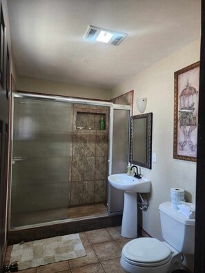 Towels, soap, shampoo, toilet paper - Via Alejandro  (Tecate)