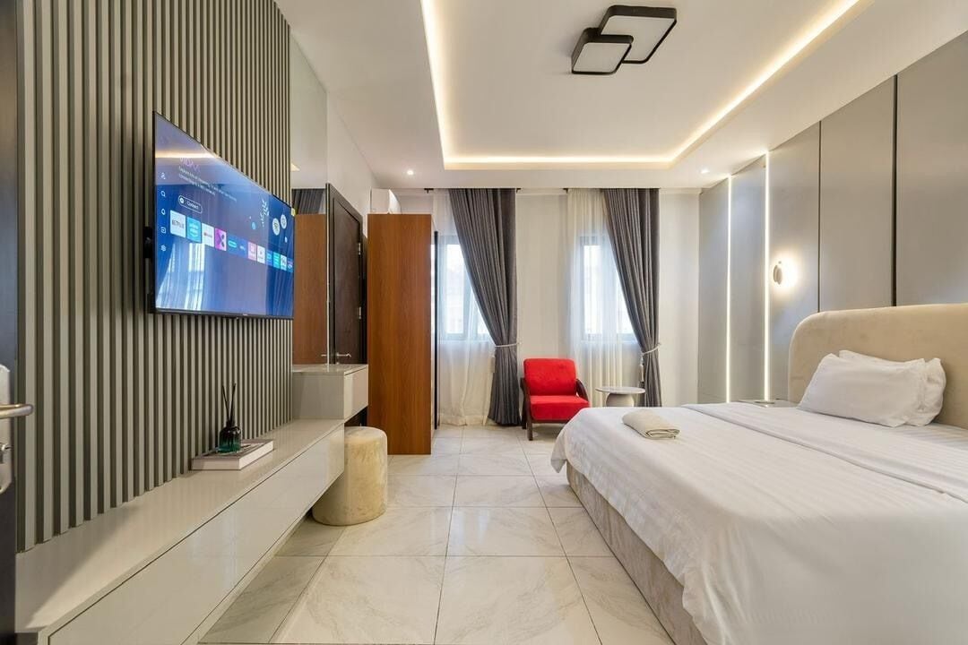 Espacio para trabajar con laptop y cortinas blackout 