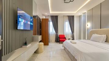 Espacio para trabajar con laptop y cortinas blackout