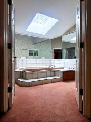 Bathroom - Los Indios sits on a secluded cove on Lake Thunderbird (Cherokee Village)