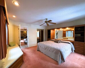 Room - Los Indios sits on a secluded cove on Lake Thunderbird (Cherokee Village)