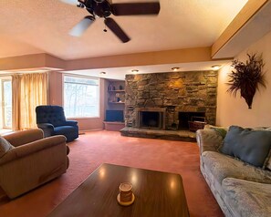 TV, fireplace, books - Los Indios sits on a secluded cove on Lake Thunderbird (Cherokee Village)