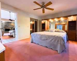 2 bedrooms, WiFi, bed sheets - Los Indios sits on a secluded cove on Lake Thunderbird (Cherokee Village)