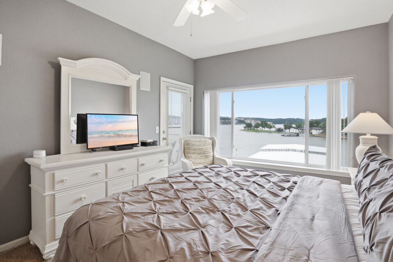 3 bedrooms, desk, WiFi, bed sheets