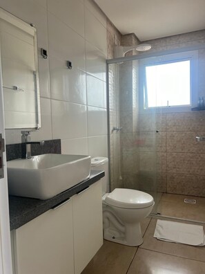 Asciugacapelli, asciugamani, sapone, carta igienica
