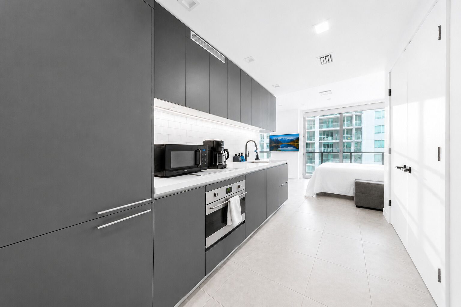 Lemari es, microwave, oven, dan kompor