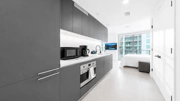 Lemari es, microwave, oven, dan kompor
