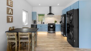 Una cocina moderna con comedor, electrodomésticos integrados y ventana con vistas.