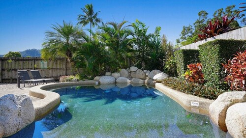 Townhouse with Shared Pool, 2 Ensuites & Secure Parking