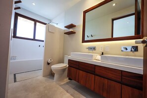 Deluxe villa, 2 slaapkamers, patio, uitzicht op zee | Badkamer | Handdoeken, zeep, shampoo, toiletpapier