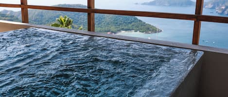Villa Deluxe, 2 habitaciones, patio, vista al mar | Tina de hidromasaje al aire libre