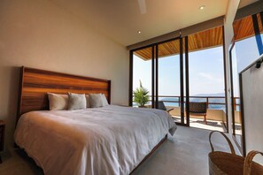 Deluxe villa, 2 slaapkamers, patio, uitzicht op zee | Een kluis op de kamer, een strijkplank/strijkijzer, gratis wifi