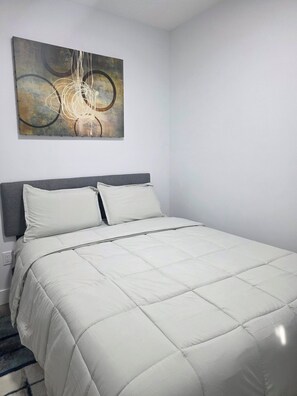 Tabla de planchar con plancha, wifi, ropa de cama