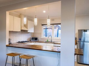 Fridge, microwave, oven, stovetop - StayAU Cozy 3BR Getaway Near Westfield Knox (Wantirna South)