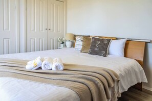 Desk, iron/ironing board, travel cot, WiFi - StayAU Cozy 3BR Getaway Near Westfield Knox (Wantirna South)