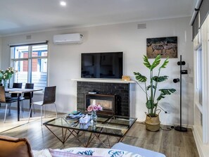 Dining - StayAU Cozy 3BR Getaway Near Westfield Knox (Wantirna South)
