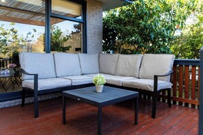 Terrace/patio - StayAU Cozy 3BR Getaway Near Westfield Knox (Wantirna South)