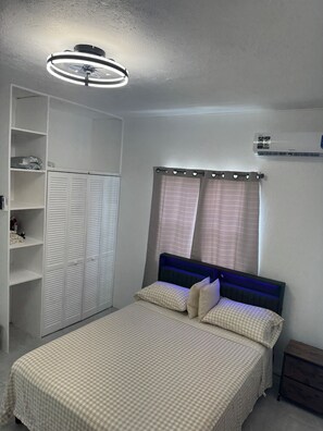 2 Schlafzimmer, Schreibtisch, Bügeleisen/Bügelbrett, kostenloses WLAN