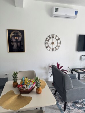Smart TV, books - Cozy, Stylish 2 bdApt , 8 Min drive to Beach , Car rental option , Amazing Value (Saint John's)