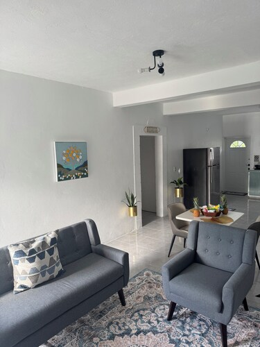 Cozy, Stylish 2 bdApt , 8 Min drive to Beach , Car rental option , Amazing Value