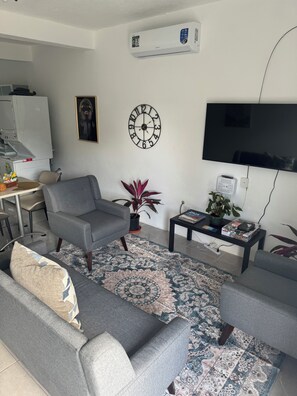 Smart TV, books - Cozy, Stylish 2 bdApt , 8 Min drive to Beach , Car rental option , Amazing Value (Saint John's)