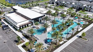 Un hôtel moderne doté d’une piscine, d’un parking et offrant une vue sur le quartier environnant.