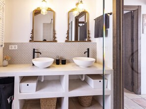 Shower, hair dryer, towels - Rustic house with a swimming pool in Nigüelas (Nigüelas)