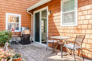 Outdoor dining - Pointe Red - Sauna/Hot Tub/Forest/Beach Retreat (Bainbridge Island)