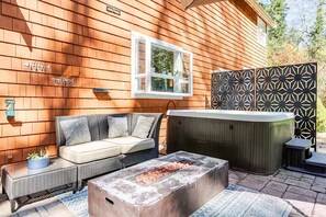 Outdoor spa tub - Pointe Red - Sauna/Hot Tub/Forest/Beach Retreat (Bainbridge Island)