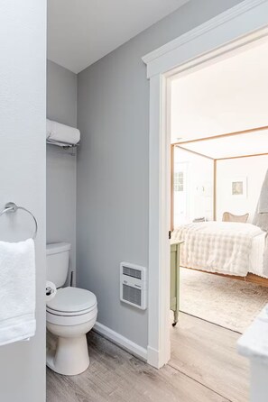 Bathroom - Pointe Red - Sauna/Hot Tub/Forest/Beach Retreat (Bainbridge Island)