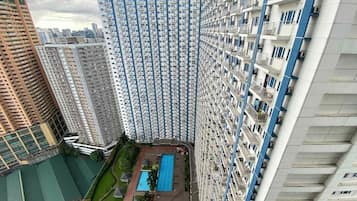 Bloc d'apartaments, balcó, vistes a la ciutat | Exterior