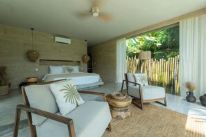 Suite Junior, piscine privée, vue vallée | Mini-bar avec articles gratuits, coffres-forts dans les chambres