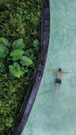 3 piscines extérieures