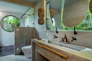 Suíte luxo, piscina particular, vista para o vale | Banheiro | Produtos de toalete grátis, secador de cabelo